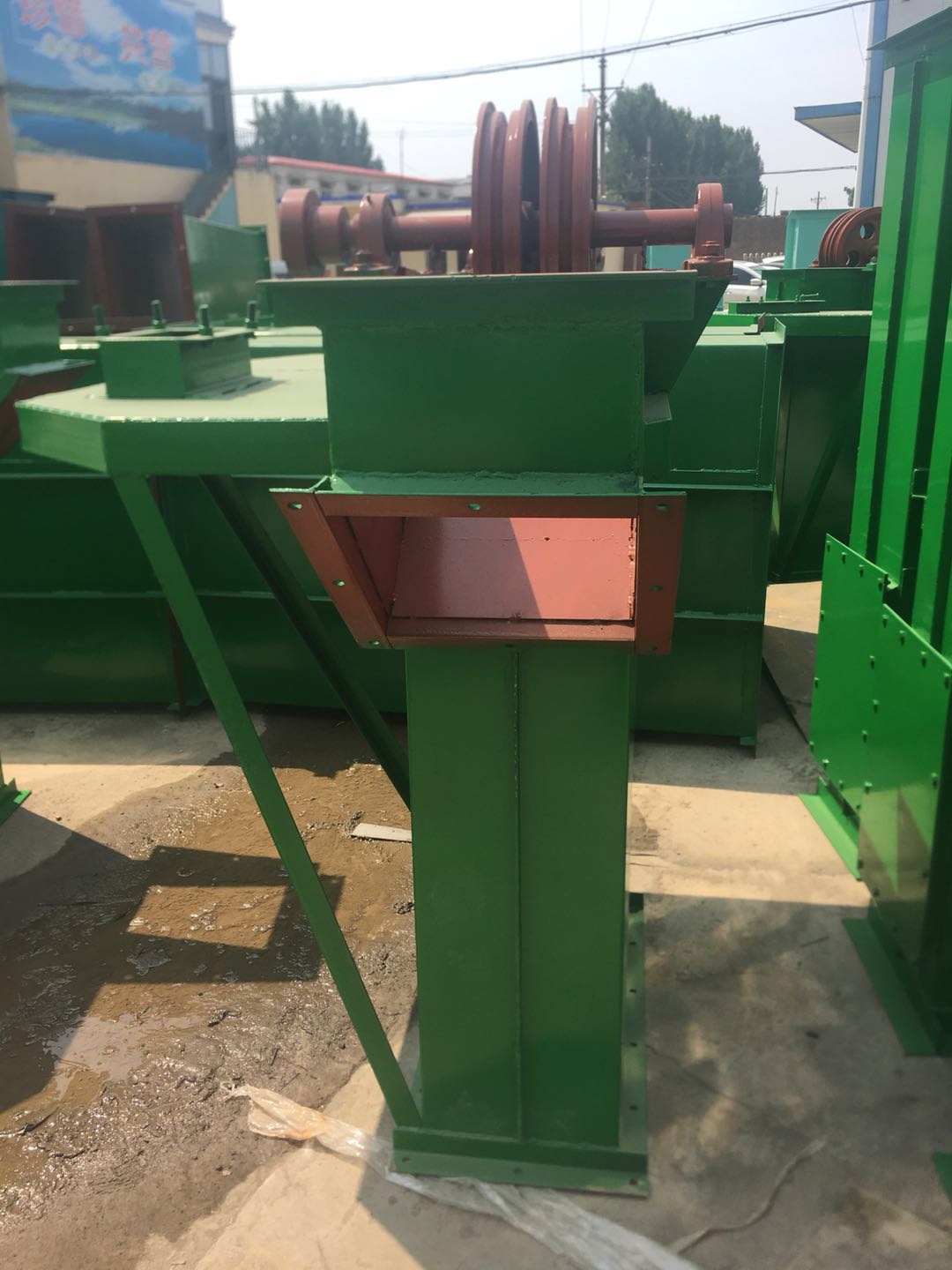 斗式提升機現(xiàn)場圖 斗式提升機現(xiàn)場圖