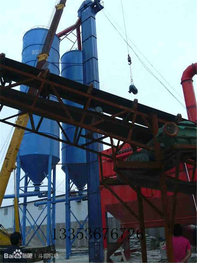 斗式提升機和皮帶輸送機這兩種輸送設備的主要區別在哪？